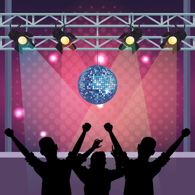 Le donne in discoteca cantano e ballano sul palco