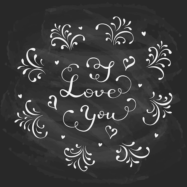Lettering ti amo scritto in gesso bianco su una lavagna nera, auguri per le vacanze con cuori ed elementi decorativi, illustrazione.