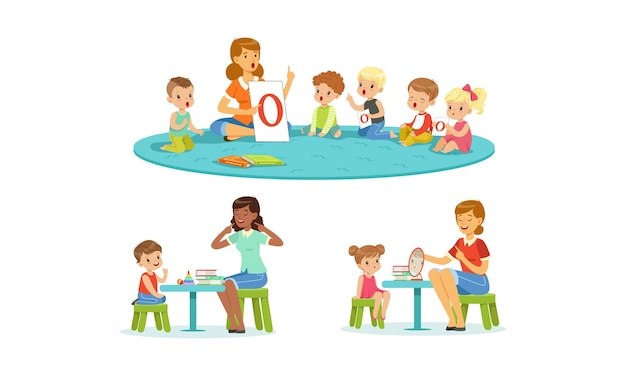 Logopedista che lavora con i bambini in età prescolare Insegnante che spiega l'alfabeto ai bambini Ragazzi e ragazze che giocano e studiano all'asilo o alla scuola Illustrazione vettoriale