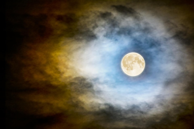 Vettore luna piena di vettore sopra il cielo di mezzanotte nuvoloso scuro. sfondo di halloween al chiaro di luna spettrale
