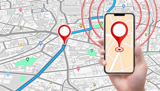 Mano che tiene il telefono con navigazione GPS e avviso di tracciamento