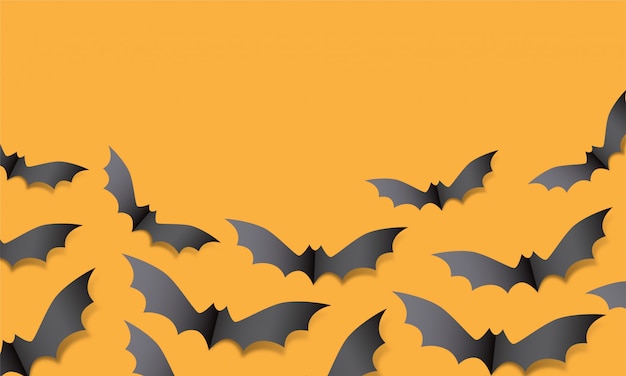 Mazza di carta sagoma pipistrello vampiro. Il volo di Halloween batte la decorazione su fondo arancio