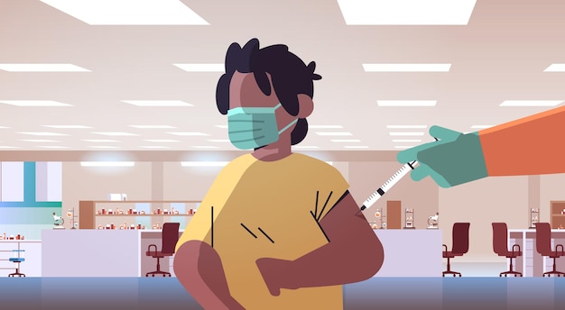 medico mano vaccinazione ragazzo afroamericano paziente in maschera medica lotta contro il coronavirus concetto di sviluppo del vaccino clinica interno ritratto orizzontale illustrazione vettoriale