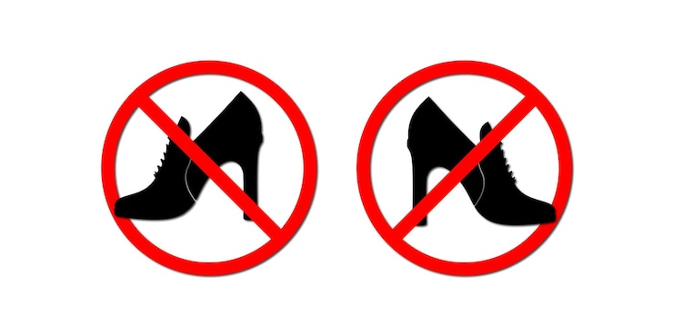 Vettore no shoes allowed cartello che mostra il divieto di calzature togli il cartello delle scarpe