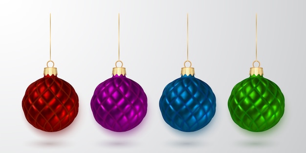 Palle di Natale colorate. Sfera di vetro di natale su priorità bassa bianca. Modello di decorazione di vacanza.