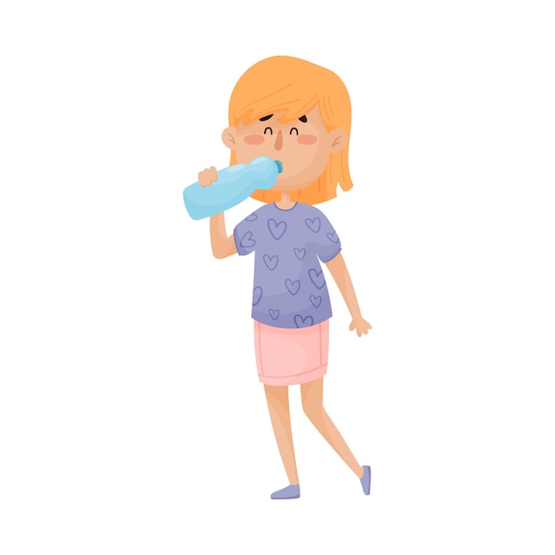 Personaggio di una giovane ragazza bionda che sta in piedi e beve acqua ferma dall'illustrazione vettoriale della bottiglia