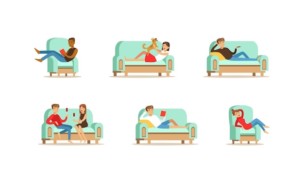 Persone che fanno attività diverse sedute sui divani Set Giovani uomini e donne che si rilassano Guardando la TV Bevendo vino Illustrazione vettoriale di cartoni animati