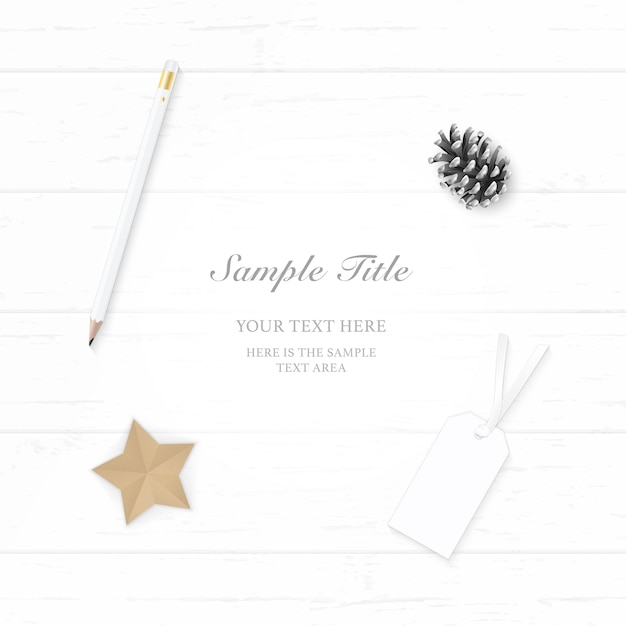 Piatto laici vista dall'alto bianco elegante composizione di Natale carta pigna matita tag e forma a stella mestiere su sfondo di legno.
