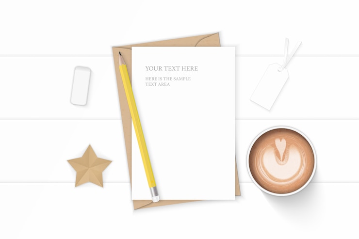 Vettore piatto laici vista dall'alto elegante composizione bianca lettera carta kraft busta matita caffè stella artigianato e gomma su sfondo di legno.
