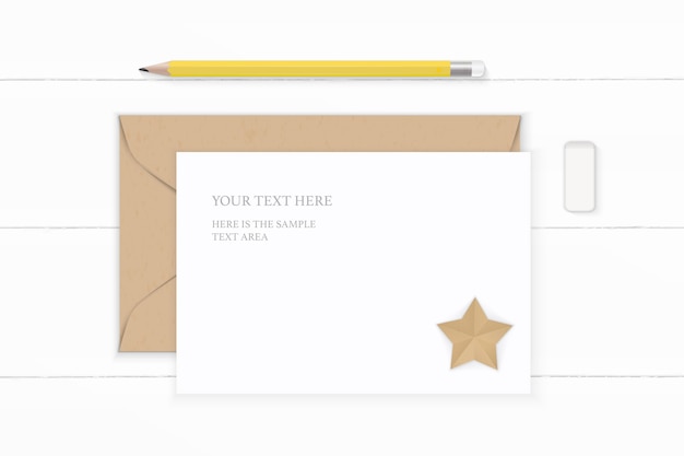 Piatto laici vista dall'alto elegante composizione bianca lettera kraft busta di carta gialla matita gomma e mestiere a forma di stella su sfondo di legno.