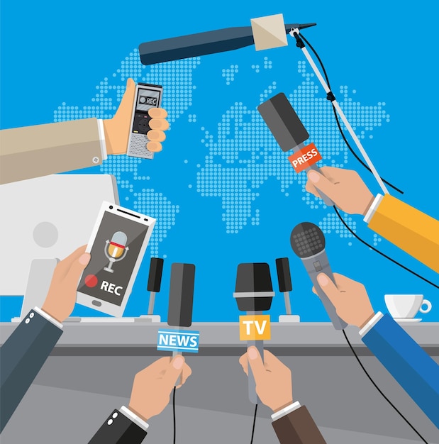 Podio, tribuna e mani di giornalisti con microfoni e registratori vocali digitali. Concetto di conferenza stampa, notizie, media, giornalismo.