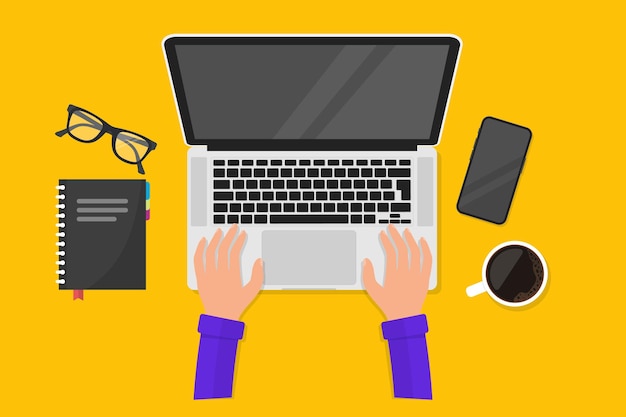 Posto di lavoro e lavoro su laptop. Computer portatile e mani sulla tastiera. Posto di lavoro per il business, la gestione e l'IT. Computer portatile, telefono cellulare, tazza da caffè, notebook e occhiali. Uomo d'affari che lavora con il computer portatile