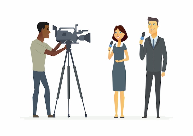 Vettore presentatori tv - illustrazione dei personaggi dei cartoni animati della gente isolata su priorità bassa bianca. giovani giornalisti sorridenti di bell'aspetto che tengono microfoni e un cameraman che fa un rapporto. concetto di trasmissione