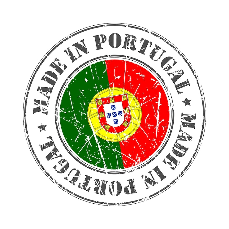 Vettore prodotto in portogallo timbro raschiato distintivo della bandiera illustrazione vettoriale del logo