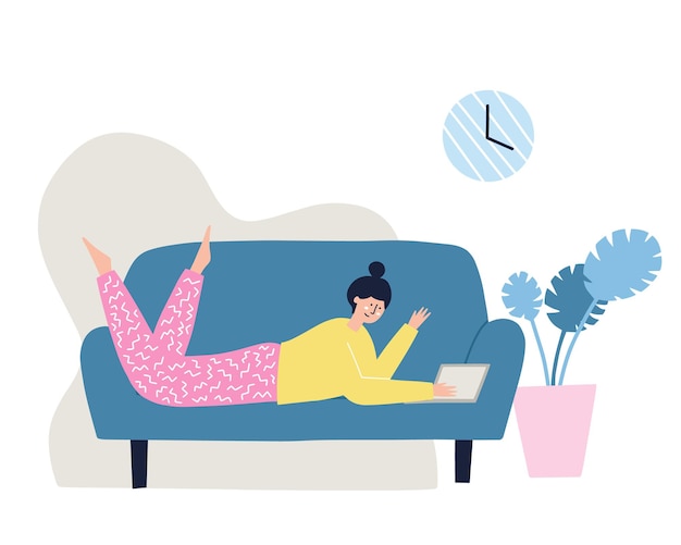 Ragazza che lavora su un laptop su un divano. Freelance, concetto di lavoro a casa. Illustrazione vettoriale piatto disegnato a mano.