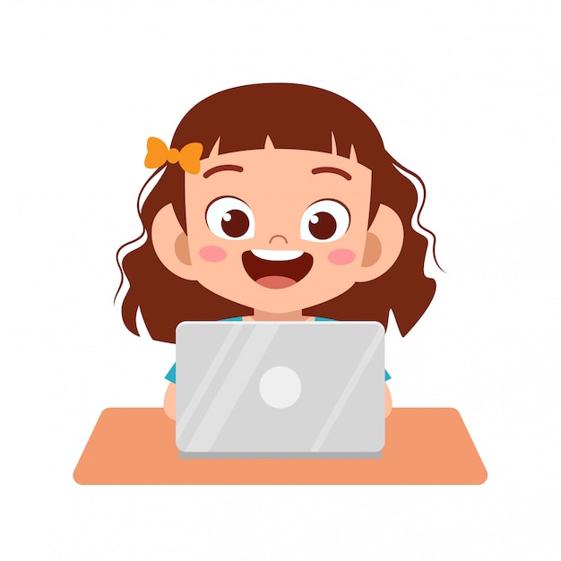 Ragazza sveglia felice del bambino che per mezzo del computer portatile per fare i compiti