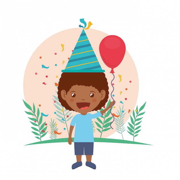 Ragazzo con cappello da festa e palloncino ad elio nella celebrazione del compleanno