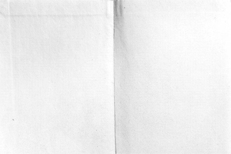 Vettore rappresentazione realistica di carta invecchiata con una superficie arrugginita con un distinto grano e un disegno a mezza tonalità che rivela varie pieghe e segni di usura nel tempo