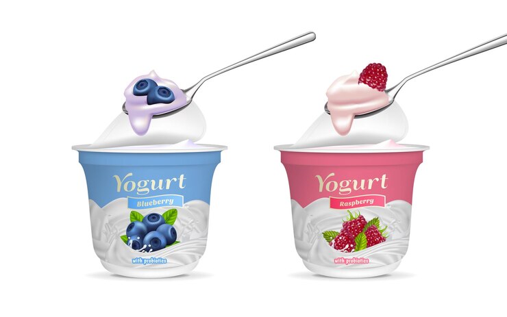 Vettore realistico dettaglio 3d di yogurt a sapore di mirtillo e lampone con set vettoriale a cucchiaio