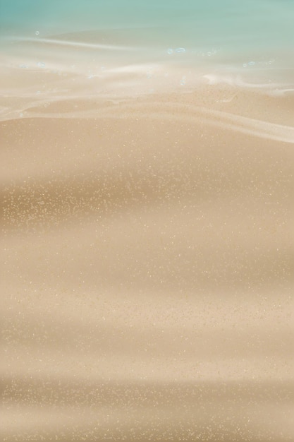Scena sulla spiaggia con sabbia e onde