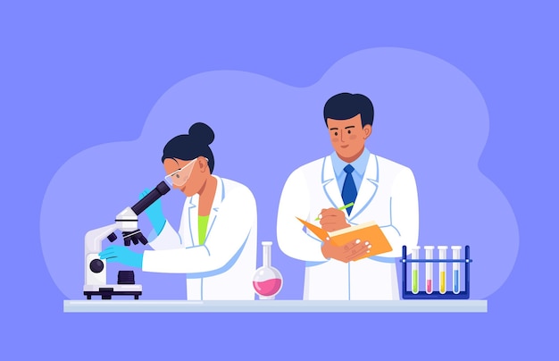 Scienziata della giovane donna che guarda attraverso un microscopio in un laboratorio che fa ricerca chimica, analisi microbiologica o test medico. L'uomo con una cartella annota i risultati