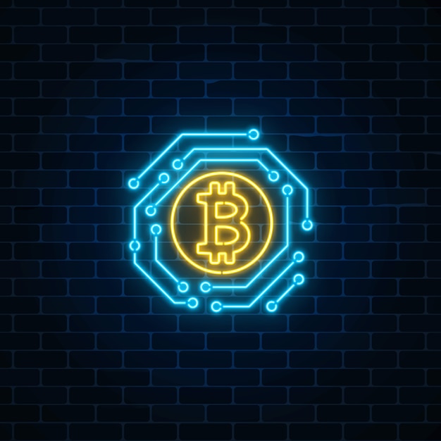 Segno di valuta al neon bitcoin con circuito elettronico. Emblema di criptovaluta su sfondo scuro muro di mattoni.