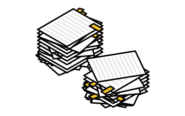 Vettore semplice illustrazione isometrica di una pila di carte con immagine di note adesive di lavoro straordinario e analogico