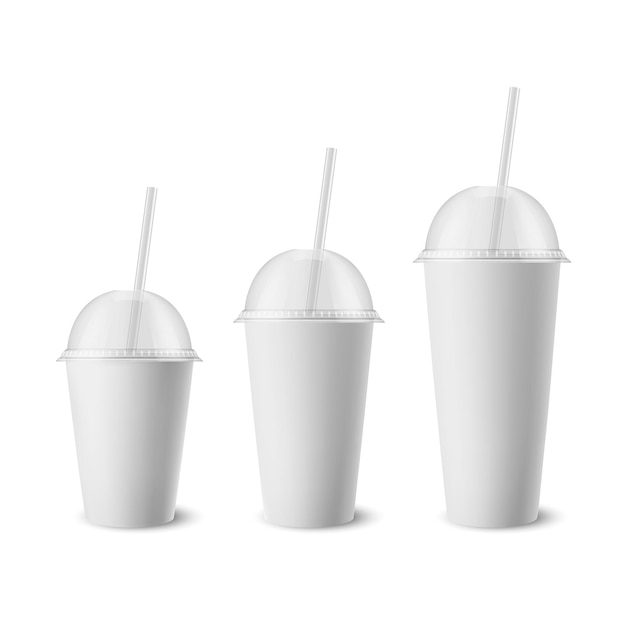 Set di tazze monouso in carta bianca realistica vettoriale 3d con coperchio cannuccia per bevande bevande isolato caffè soda tè cocktail frullato succo modello di imballaggio per mockup vista frontale
