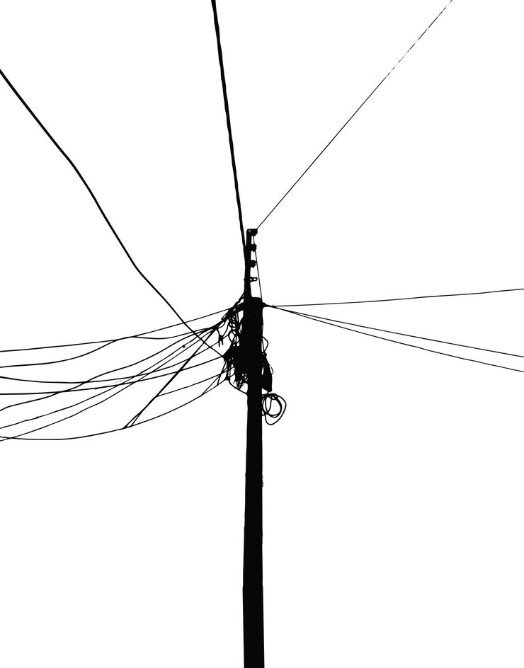 Silhouette di poste elettriche con linee elettriche disordinate illustrazione vettoriale urbana
