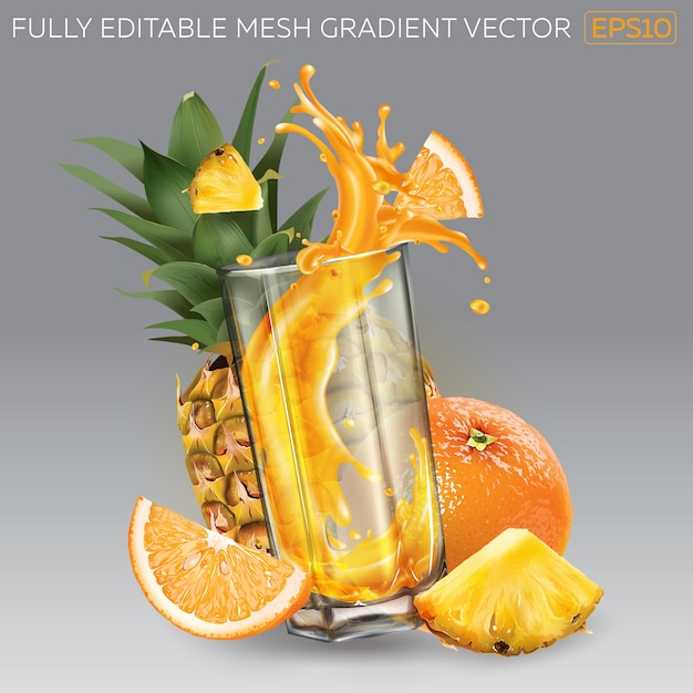 Spruzzata di succo di frutta in un bicchiere, ananas intero ea fette e arancia.