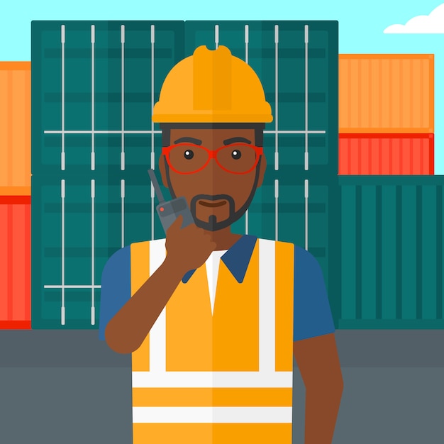 Stevedore in piedi su container