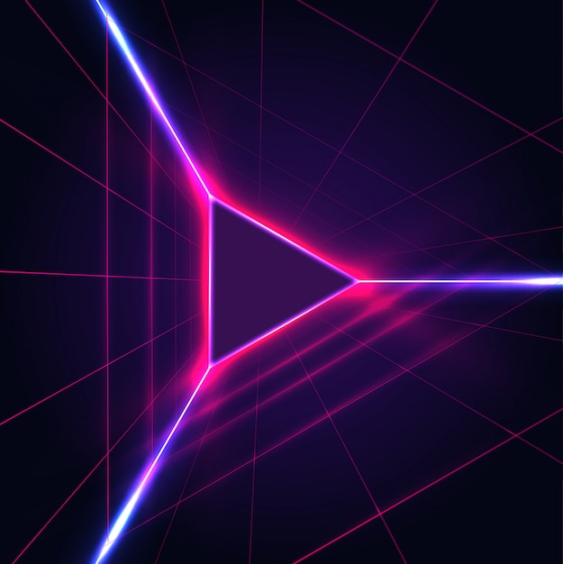 Triangolo incandescente al neon astratto giocare icona segno su sfondo viola scuro con griglia laser.