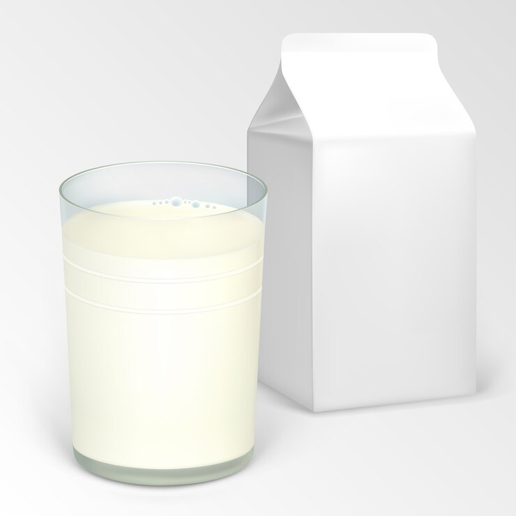 Un bicchiere di latte e una scatola da mezzo litro per i latticini.