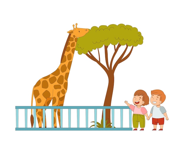 Un ragazzino e una ragazzina felici guardano la giraffa dietro il recinto dello zoo Illustrazione vettoriale