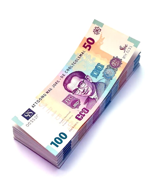 una pila di banconote in euro con la faccia di un uomo in cima