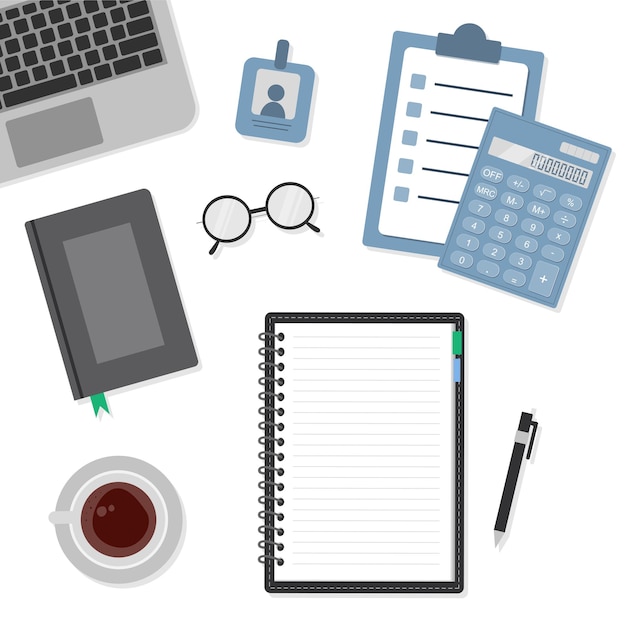 Uno spazio di lavoro organizzato con un portatile, un blocco appunti, una calcolatrice, bicchieri, una tazza di caffè e un distintivo.