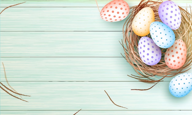 Uova di Pasqua variopinte in nido sul fondo di legno di struttura