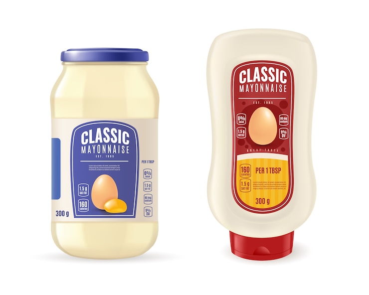 Vaso di maionese in vetro realistico e bottiglia di plastica. Confezione di salsa.