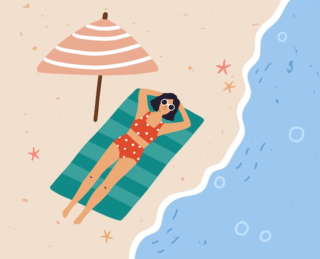 Vista dall'alto della giovane donna che si rilassa e prende il sole in bikini sulla spiaggia sabbiosa al mare in estate. Personaggio femminile in occhiali da sole sdraiato sotto l'ombrellone in località balneare. Illustrazione vettoriale strutturata piatta.