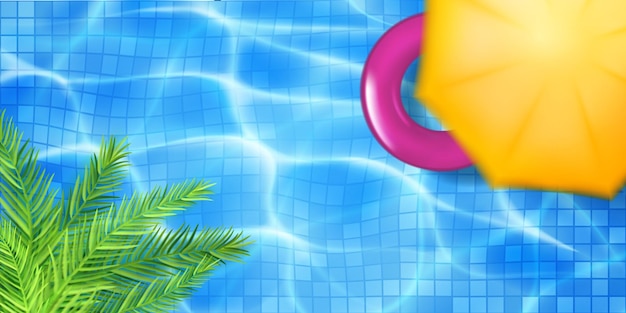 Vista dall'alto della piscina con tessere di mosaico, anello gonfiabile, tenda da sole, foglie di palma. Superficie dell'acqua in colori azzurri con riflessi solari e increspature caustiche. Sfondo di vacanze estive.