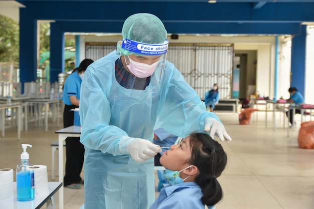 10 nov 2021; chiang rai, thailand:leraren gebruiken snelle zelftestende antigeenkits. (atk)covid-19 test voor studenten