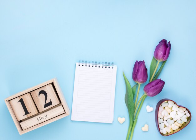 12 mei-inscriptie met blocnote en tulpen