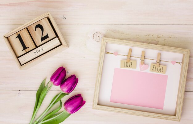 12 mei-inscriptie met tulpen en frame