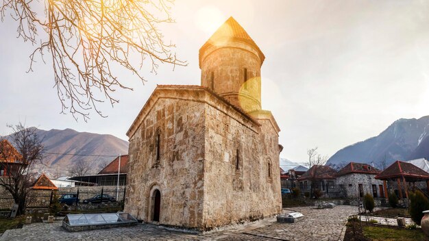 12e-eeuwse albanese kerk van sint elishe of heilige moeder van god, gelegen in het dorp kish van de regio sheki (shaki) in azerbeidzjan Premium Foto