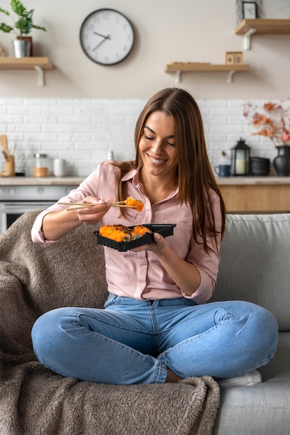 17 levensstijl van mensen die thuis sushi bestellen