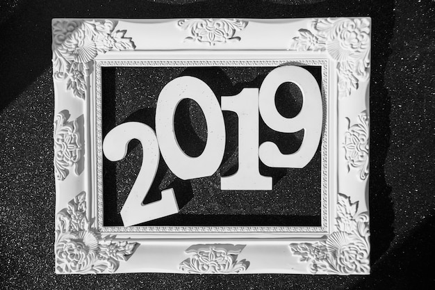 2019 inscriptie in frame op zwarte tafel