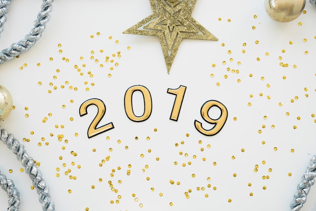 Gratis foto 2019 inscriptie met confetti op tafel