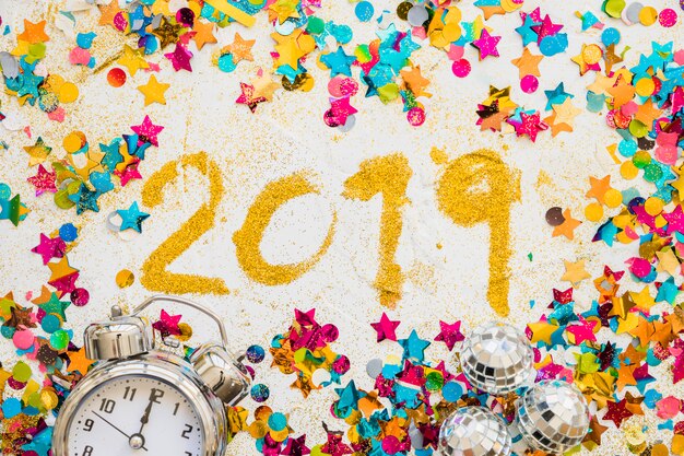 2019 inscriptie van pailletten met heldere lovertjes