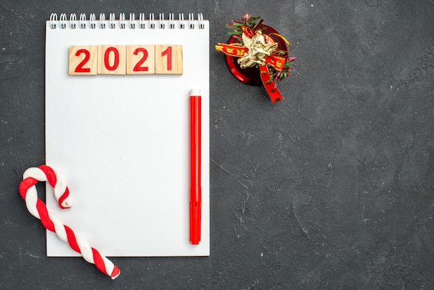 2021 nummer op notitieboekje met decoratie