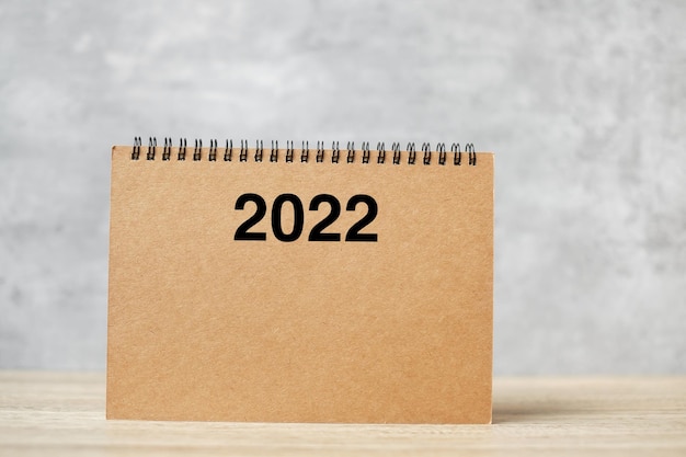 2022 happy new year kalender op tafel. aftellen, resolutie, doelen, plan, actie en missieconcept